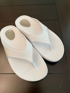 Women's White Comfort Flip Sandals